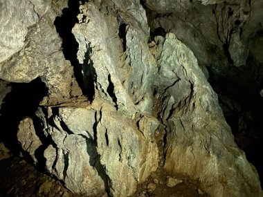 Muzeva hisa Mağarası, Şeytanın Geçidi Kanyonu 'nun önemli manzarasında yer alır (Spilja Muzeva hisa ili spilja Muzeva hisica u kanjonu Vrazji prolaz, Skrad - Gorski kotar, Hrvatska)