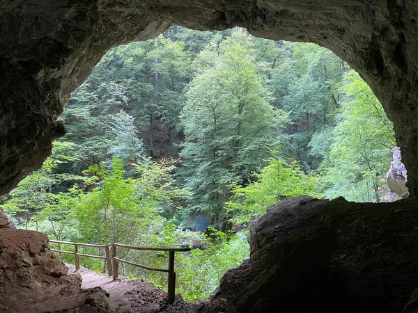 Σπήλαιο Muzeva Hisa Στο Σημαντικό Τοπίο Του Φαραγγιού Του Διαβόλου — Φωτογραφία Αρχείου