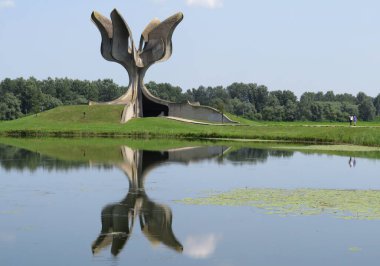 Jasenovac 'taki Çiçek Anıtı veya toplama kampı anıtlarındaki Taş Çiçeği Anıtı - Hırvatistan (Spomenik Cvijet u Jasenovcu ili sözcüsü Kameni Cvijet u spomen podrucju Jasenovac - Hrvatska)