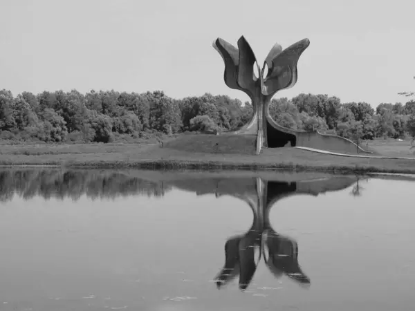 Jasenovacまたは記念碑の花の記念碑強制収容所の記念碑 クロアチア Spomenik Cvijet Jasenovcu Ili Spomenik Kameni Cvijet Spomedrucju — ストック写真