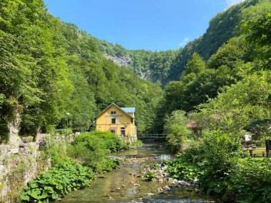 Küçük bir hidroelektrik santrali Munjara önemli yeşil girdabında - Hırvatistan (Mala hidroelektrana Munjara u znacajnom krajoliku Zeleni vir, Skrad - Gorski kotar, Hrvatska)