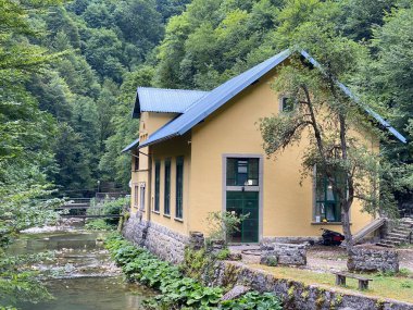 Küçük bir hidroelektrik santrali Munjara önemli yeşil girdabında - Hırvatistan (Mala hidroelektrana Munjara u znacajnom krajoliku Zeleni vir, Skrad - Gorski kotar, Hrvatska)