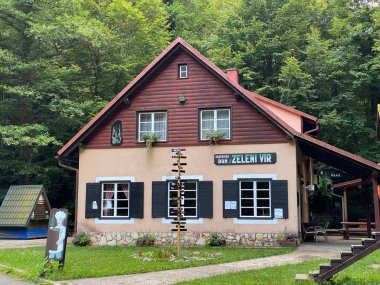 Dağ Lodge Zeleni vir veya önemli yeşil girdap - Hırvatistan (Planinarski dom Zeleni vir ili izletnicki dom u znacajnom krajoliku Zeleni vir, Skrad - Gorski kotar, Hrvatska)