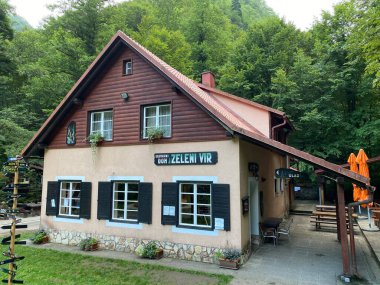 Dağ Lodge Zeleni vir veya önemli yeşil girdap - Hırvatistan (Planinarski dom Zeleni vir ili izletnicki dom u znacajnom krajoliku Zeleni vir, Skrad - Gorski kotar, Hrvatska)