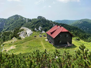 Josip Schlosser Klekovski 'nin Risnjak Ulusal Parkı' ndaki dağ kulübesi - Hırvatistan (Planinarski dom Josip Schlosser Klekovski ili Schlosserov dom u nacionalnom parku Risnjak, Crni Lug - Gorski kotar, Hrvatska)