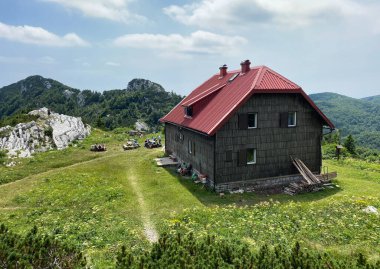 Josip Schlosser Klekovski 'nin Risnjak Ulusal Parkı' ndaki dağ kulübesi - Hırvatistan (Planinarski dom Josip Schlosser Klekovski ili Schlosserov dom u nacionalnom parku Risnjak, Crni Lug - Gorski kotar, Hrvatska)