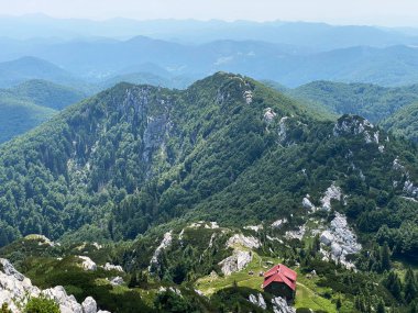 Risnjak Milli Parkı 'nda bulunan Küçük Risnjak (1428) ve Risnjak Ulusal Parkı' nın güneyindeki Küçük Risinjak (1446), Crni Lug - Hırvatistan (Vrhovi juzni i sjeverni Mali Risnjak u nacionalnom parku Risnjak - Gorski kotar, Hrvatska)