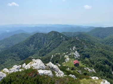 Veliki Risnjak 'ın milli parktaki muhteşem panoramik manzarası, Crni Lug - Hırvatistan (Velicanstveni panoramski pohpohladı sa vrha Veliki Risnjak u nacionalnom parku - Gorski kotar, Hrvatska)