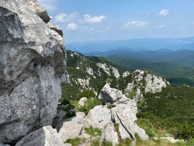 Veliki Risnjak 'ın milli parktaki muhteşem panoramik manzarası, Crni Lug - Hırvatistan (Velicanstveni panoramski pohpohladı sa vrha Veliki Risnjak u nacionalnom parku - Gorski kotar, Hrvatska)