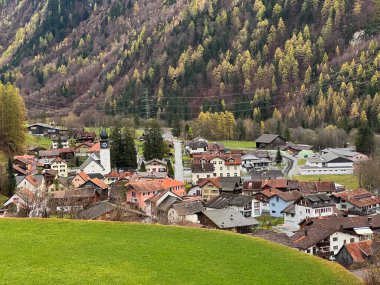 Taminatal veya Vaettnertal nehir vadisindeki Vaettis dağ köyü - İsviçre 'nin St. Gallen Kantonu (Das alpine Bergdorf Vattis im Taminatal oder Vaettnertal - Kanton St. Gallen, Schweiz)