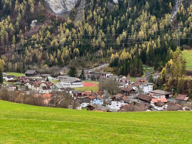 Taminatal veya Vaettnertal nehir vadisindeki Vaettis dağ köyü - İsviçre 'nin St. Gallen Kantonu (Das alpine Bergdorf Vattis im Taminatal oder Vaettnertal - Kanton St. Gallen, Schweiz)