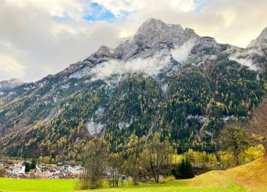 Taminatal ve Rheintal nehir vadileri arasındaki Calanda 'daki Rocky alp zirvesi Haldensteiner Calanda (2805 m), Vaettis - St. Gallen Kantonu, İsviçre (Kanton St. Gallen, Schweiz)
