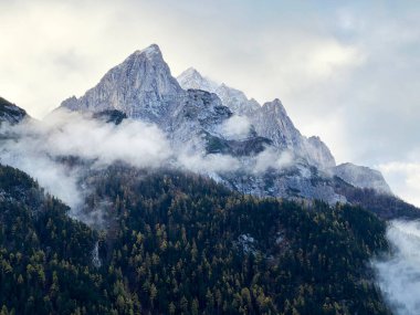 Taminatal ve Rheintal nehir vadileri arasındaki Calanda 'daki Rocky alp zirvesi Felsberger Calanda (2697 m), Vaettis - St. Gallen Kantonu, İsviçre (Kanton St. Gallen, Schweiz)