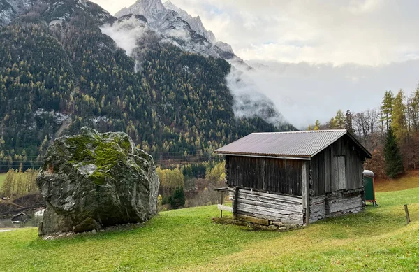 山岳牧草地の秋の環境で伝統的なスイスの建築と木造高山の家やタミナタル川渓谷の混合林 ヴェティス セントガレンのカントン スイス カントンセントガレン スイス — ストック写真