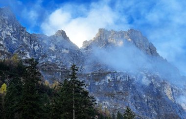 Rocky alp tepeleri Simel (2353 m) ve Ofen (2408 m) Taminatal vadisi üzerinde ve Glarus Alpleri dağ kitlesi, Vaettis - St. Gallen Kantonu, İsviçre (Kanton St. Gallen, Schweiz)