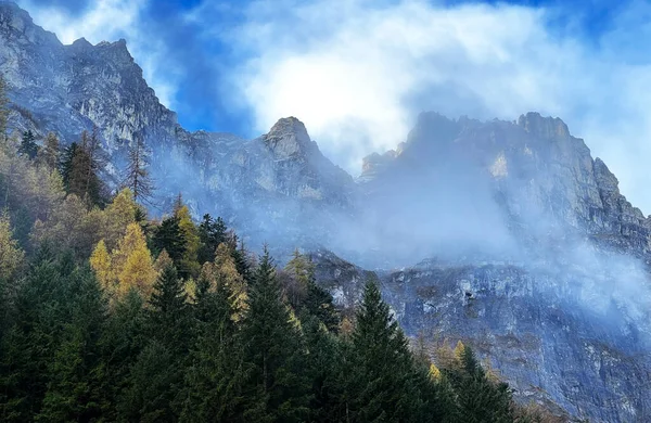 Містичні Низькі Осінні Хмари Типовий Гірський Туман Швейцарській Альпійській Місцевості — стокове фото
