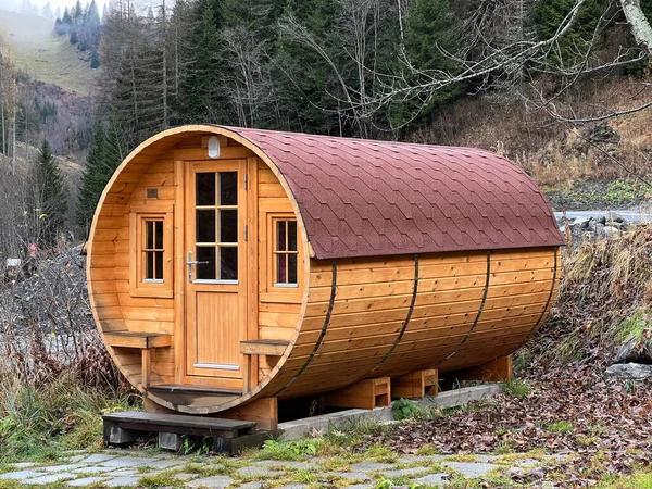 Büyük bir ahşap fıçı şeklinde özel bir konaklama birimi ya da fıçıda bir glamping bungalov - Calfeisental vadisi ve UNESCO Dünya Mirası Tektonik Arena Sardona, İsviçre / Schweiz