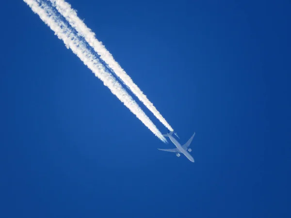 Незвичайні Літаки Стежать Блакитною Осінню Швейцарське Небо Або Теорія Змови — стокове фото