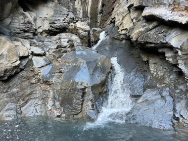 Gigerwaldsee rezervuarının üzerindeki Parlitobel 'in küçük vahşi alp kanyonunda ve Calfeisental vadisinde (UNESCO Dünya Mirası Tektonik Arena Sardona), Vaettis - İsviçre (Schweiz)