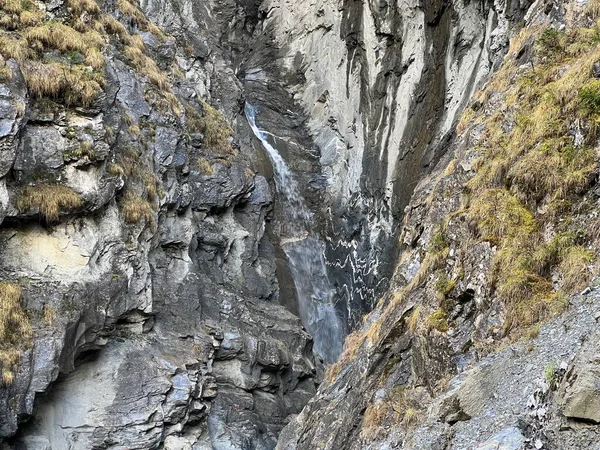 Cachoeiras Pequeno Desfiladeiro Alpino Selvagem Parlitobel Acima Reservatório Gigerwaldsee Sobre — Fotografia de Stock