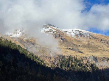 İsviçre 'nin Calfeisental Vadisi üzerindeki Alp Dağları' nda bulunan gizemli alçak sonbahar bulutları ve tipik sis bulutları, Vaettis - İsviçre 'nin St. Gallen Kantonu (Kanton St. Gallen, Schweiz)