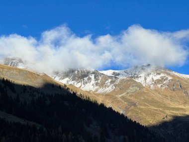 İsviçre 'nin Calfeisental Vadisi üzerindeki Alp Dağları' nda bulunan gizemli alçak sonbahar bulutları ve tipik sis bulutları, Vaettis - İsviçre 'nin St. Gallen Kantonu (Kanton St. Gallen, Schweiz)