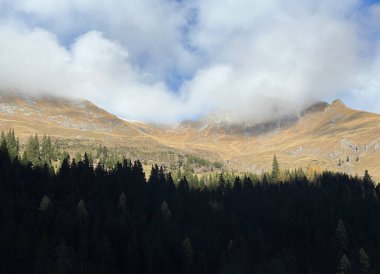 İsviçre 'nin Calfeisental Vadisi üzerindeki Alp Dağları' nda bulunan gizemli alçak sonbahar bulutları ve tipik sis bulutları, Vaettis - İsviçre 'nin St. Gallen Kantonu (Kanton St. Gallen, Schweiz)