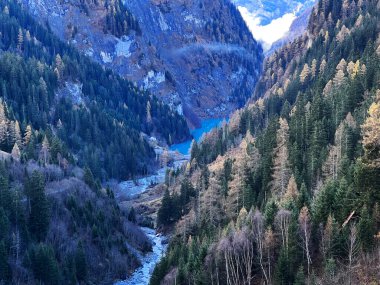 Yapay Göl Gigerwaldsee veya Gigerwald Gölü ve UNESCO Dünya Mirası Tektonik Arena Sardona 'daki Calfeisental Vadisi, Vaettis - İsviçre' nin St. Gallen Kantonu (Schweiz)