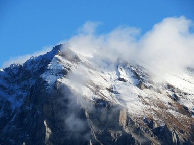 Taminatal ve Rheintal nehir vadileri arasındaki Calanda 'daki Rocky alp zirvesi Haldensteiner Calanda (2805 m), Vaettis - St. Gallen Kantonu, İsviçre (Kanton St. Gallen, Schweiz)