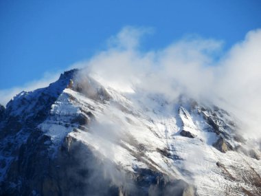 Taminatal ve Rheintal nehir vadileri arasındaki Calanda 'daki Rocky alp zirvesi Haldensteiner Calanda (2805 m), Vaettis - St. Gallen Kantonu, İsviçre (Kanton St. Gallen, Schweiz)