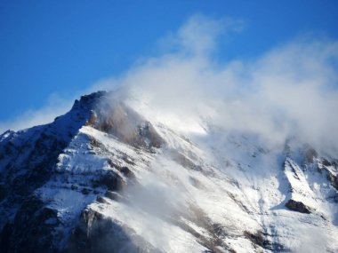 Taminatal ve Rheintal nehir vadileri arasındaki Calanda 'daki Rocky alp zirvesi Haldensteiner Calanda (2805 m), Vaettis - St. Gallen Kantonu, İsviçre (Kanton St. Gallen, Schweiz)