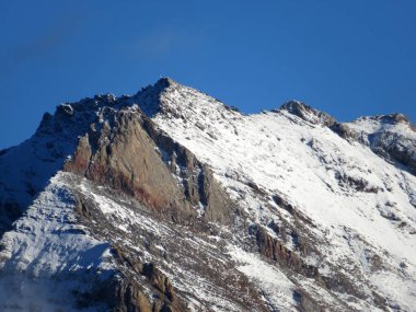 Taminatal ve Rheintal nehir vadileri arasındaki Calanda 'daki Rocky alp zirvesi Haldensteiner Calanda (2805 m), Vaettis - St. Gallen Kantonu, İsviçre (Kanton St. Gallen, Schweiz)