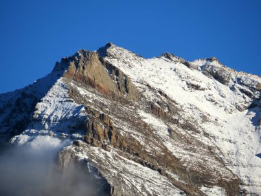 Taminatal ve Rheintal nehir vadileri arasındaki Calanda 'daki Rocky alp zirvesi Haldensteiner Calanda (2805 m), Vaettis - St. Gallen Kantonu, İsviçre (Kanton St. Gallen, Schweiz)