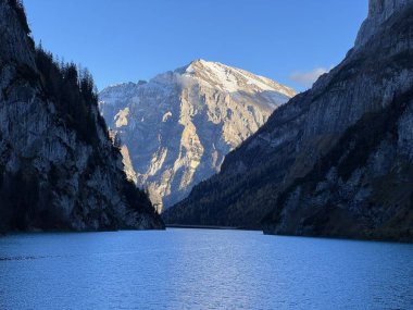 Taminatal ve Rheintal nehir vadileri arasındaki Calanda 'daki Rocky alp zirvesi Haldensteiner Calanda (2805 m), Vaettis - St. Gallen Kantonu, İsviçre (Kanton St. Gallen, Schweiz)