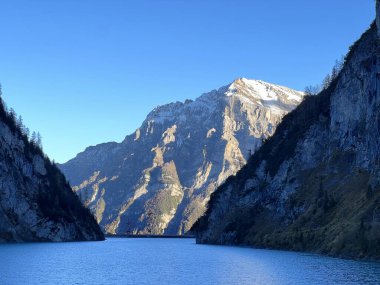 Taminatal ve Rheintal nehir vadileri arasındaki Calanda 'daki Rocky alp zirvesi Haldensteiner Calanda (2805 m), Vaettis - St. Gallen Kantonu, İsviçre (Kanton St. Gallen, Schweiz)