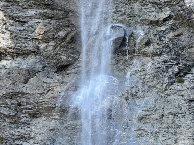 Calfeisental Alp Vadisi 'ndeki Schrabach Deresi ve UNESCO Dünya Mirası Tektonik Arena Sardona' daki (UNESCO-Welterbe Tektonikarena Sardona) şelaleleri, Vaettis - İsviçre (Schweiz)