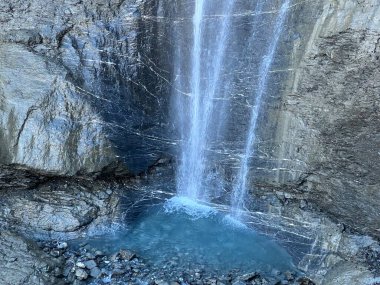 Calfeisental Alp Vadisi 'ndeki Schrabach Deresi ve UNESCO Dünya Mirası Tektonik Arena Sardona' daki (UNESCO-Welterbe Tektonikarena Sardona) şelaleleri, Vaettis - İsviçre (Schweiz)