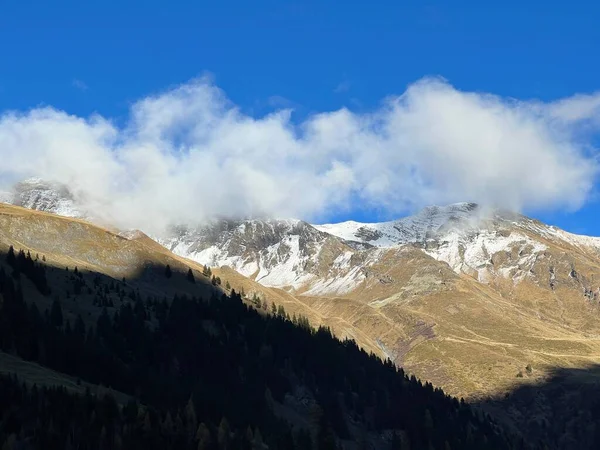 Μυστικά Χαμηλά Φθινοπωρινά Σύννεφα Και Τυπική Ορεινή Ομίχλη Στην Ελβετική — Φωτογραφία Αρχείου