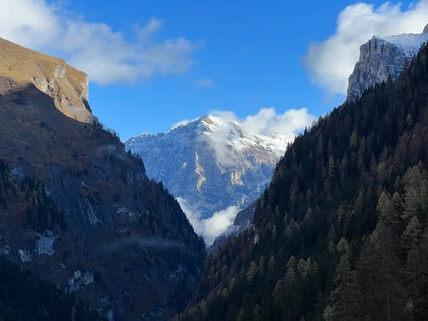 位于瑞士圣加仑州Vaettis Kanton Gallen Schweiz 之间的Calanda山区地块上的落基高山峰Haldensteiner Calanda 2805米 — 图库照片