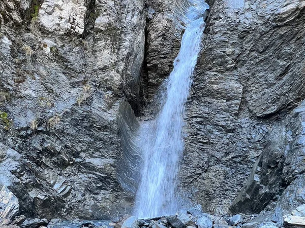 瑞士瓦埃蒂斯 施韦兹 卡尔费斯泰尔高山谷和教科文组织世界遗产Tectonic Arena Sardona Unesco Welterbe Tektonikarena Sardona Schrabach小溪上的瀑布 — 图库照片