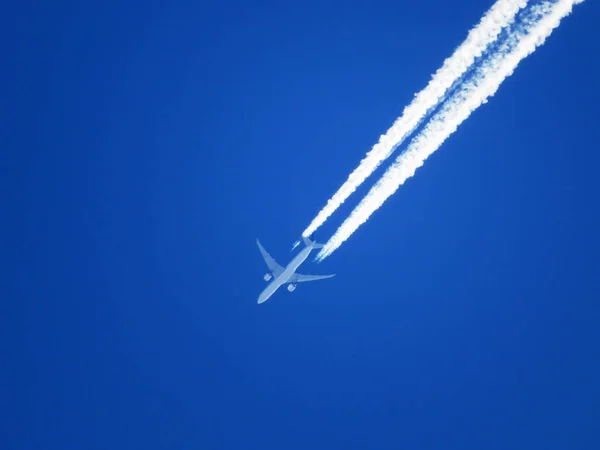 Trilhas Avião Incomuns Outono Azul Céu Suíço Teoria Conspiração Chemtrails — Fotografia de Stock