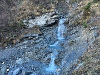 Helltobel 'in Calfeisental Vadisi' ndeki vahşi alp kanyonunda ve UNESCO Dünya Mirası Tektonik Arena Sardona 'da (UNESCO-Welterbe Tektonikarena Sardona), Vttis - İsviçre / Schweiz