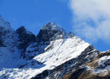 İsviçre Alpleri 'ndeki Gross Schiben (2937 m) tepesindeki ilk sonbahar karı ve UNESCO Dünya Mirası Tektonik Arena Sardona (UNESCO-Welterbe Tektonikarena Sardona), Vaettis - İsviçre / Schweiz