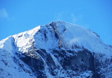 İsviçre Alpleri 'ndeki Piz Sardona (3056 m) tepesindeki ilk sonbahar karı ve UNESCO Dünya Mirası Tektonik Arena Sardona (UNESCO-Welterbe Tektonikarena Sardona), Vaettis - İsviçre / Schweiz