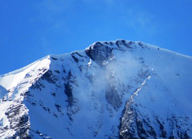 İsviçre Alpleri 'ndeki Piz Sardona (3056 m) tepesindeki ilk sonbahar karı ve UNESCO Dünya Mirası Tektonik Arena Sardona (UNESCO-Welterbe Tektonikarena Sardona), Vaettis - İsviçre / Schweiz