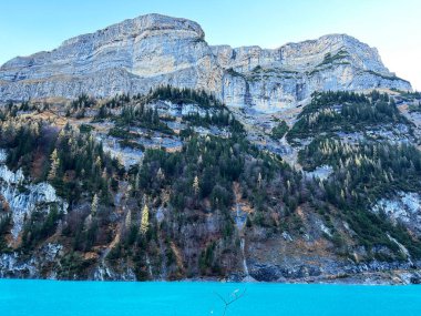 Rocky alp zirvesi Gigerwaldspitz (2291 m) rezervuar gölü Gigerwaldsee ve UNESCO Dünya Mirası Tektonik Arena Sardona 'da (UNESCO-Welterbe Tektonikarena Sardona), Vaettis - İsviçre / Schweiz