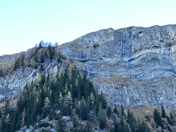 Acantilados Empinados Piedra Rocas Verticales Sobre Embalse Del Lago Gigerwaldsee —  Fotos de Stock