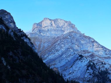 Rezervuar gölü Gigerwaldsee 'nin 2605 metre yukarısında ve UNESCO Dünya Mirası Tektonik Arena Sardona' da (UNESCO-Welterbe Tektonikarena Sardona), Vaettis - İsviçre / Schweiz