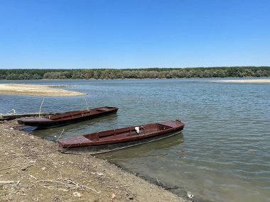Vukovar - Hırvatistan (Rijeka Dunav sa pjescanim sprudovima uz arheoloski lokalitet Vucedol, Vukovar - Hrvatska)