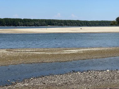 Vukovar - Hırvatistan (Rijeka Dunav sa pjescanim sprudovima uz arheoloski lokalitet Vucedol, Vukovar - Hrvatska)